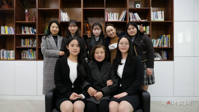 국가직 지역인재 9급 공무원에 최종합격한 학생들과 지도교사