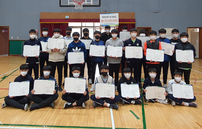 울진중학교 장학금 전달 모습