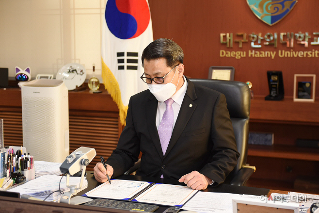1. 협약서에 사인 하고 있는 변창훈 총장 (1)
