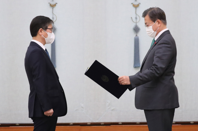 국토부 장관에게 임명장 수여하는 문 대통령