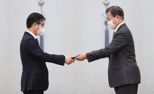국토부 장관에게 임명장 수여하는 문 대통령