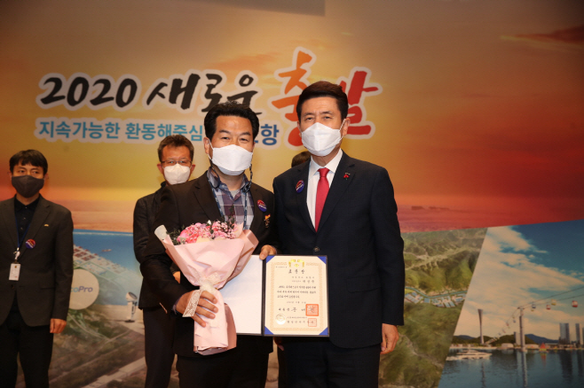 허성욱(왼쪽) 전통시장팀장과 이강덕 포항시장이 기념사진을 촬