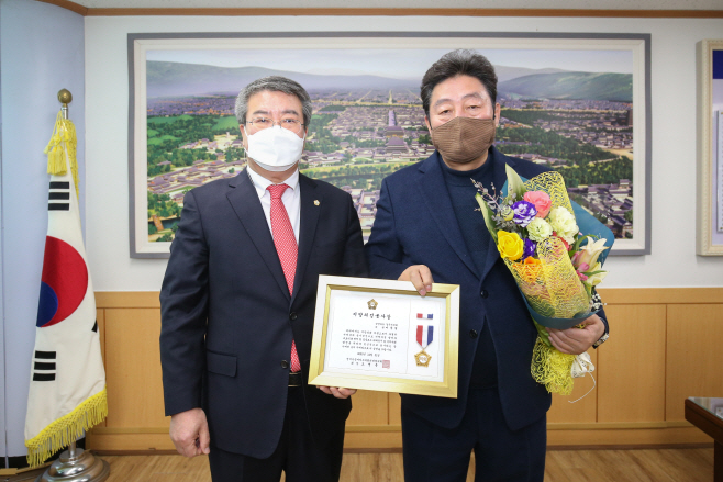 이동협의원이 지방의정봉사상을 수상하고 기념촬영을 하고 있다