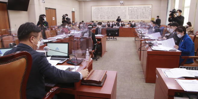 의사봉 두드리는 윤호중 법사위원장<YONHAP NO-1929>