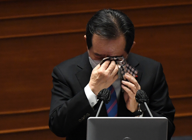 눈시울 붉히는 정세균 국무총리