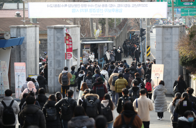 코로나19 긴장감 속 치러진 중등교사 임용시험