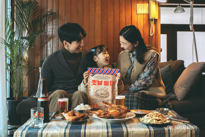 1_신세계푸드_올반 옛날통닭 모델컷