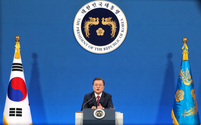 질문에 답하는 문재인 대통령