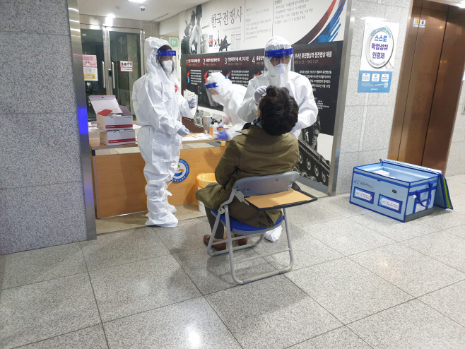 경북교육청 확진자 발생으로 선별 검사 진행하는 모습)