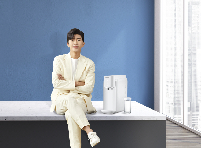사진3) '청호 자가관리 정수기 셀프'와 모델 임영웅