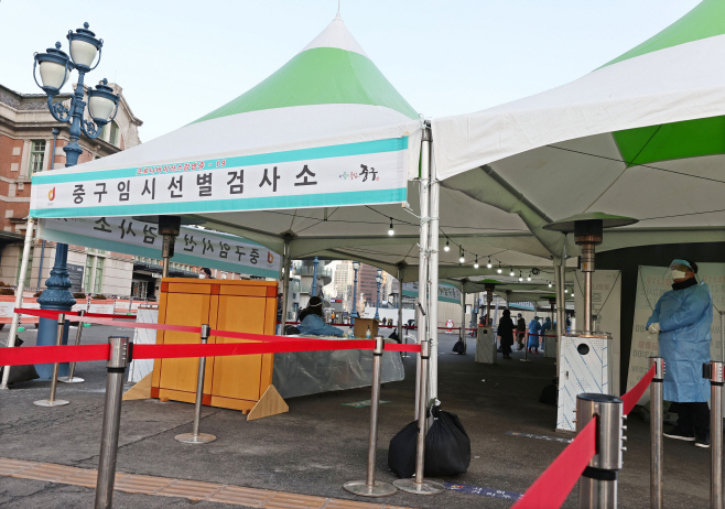 코로나19 신규확진자 소폭 증가…. 한산한 선별진료소