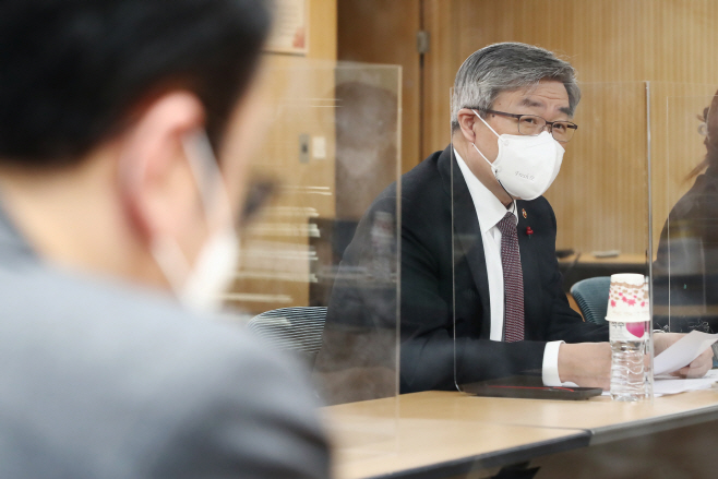 플랫폼 기업 종사자들과 간담회하는 이재갑 장관
