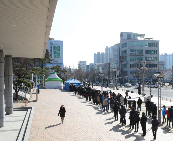210128 검사시행 사흘째 달라진 검사소, 안정세 찾아 (1)