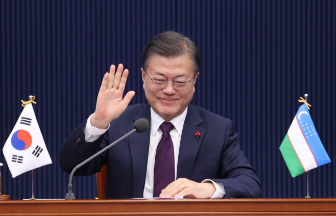 인사하는 문 대통령