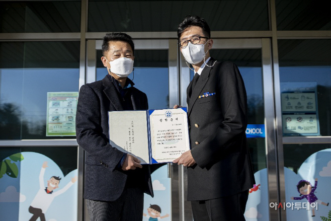 최북단 부대 최북단 학교에 기부하다 보도사진