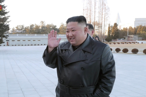 당대회 준비한 출판 근로자들 격려하는 김정은