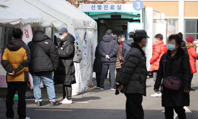 코로나19 신규확진자 300명대로, 검사 기다리는 시민들