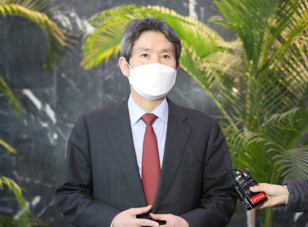 인터뷰 하는 이인영 장관