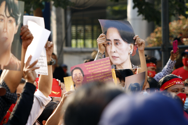 Rally outside Myanmar Embassy in Bangkok