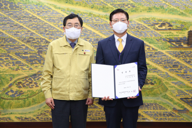 김용국 신임 사장이 경주시청 대외협력실에서 임용장을 수여받
