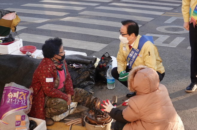 창녕군 설 명절 연휴 맞아 전통시장 방역 수침 이행 점검 (3)