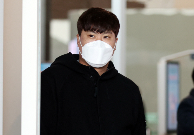 출국하는 류현진<YONHAP NO-2516>