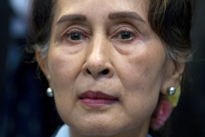 Myanmar Suu Kyi <YONHAP NO-1242> (AP)