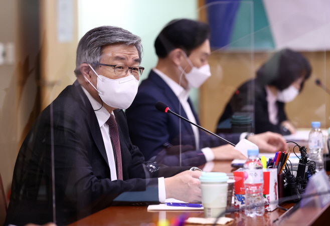 발언하는 이재갑 장관