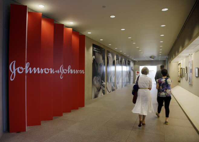 Virus Outbreak J&J Vaccine <YONHAP NO-4907> (AP)