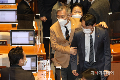 [포토] 인사 나누는 이탄희 의원