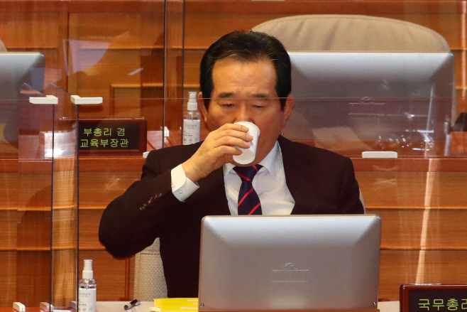 [포토] 목 축이는 정세균 총리