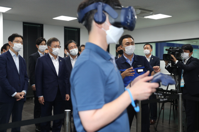 스마트공장 생산교육 참관하는 문 대통령