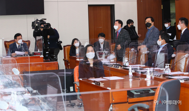 [포토] 외교통일위 퇴장하는 국민의힘 '정의용 청문보고서 채택 반대'