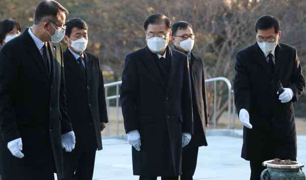 정의용 신임 외교부 장관, 서울현충원 참배