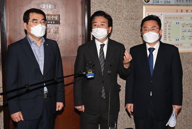 회의 결과 설명하는 노웅래 미디어 언론 상생TF 단장