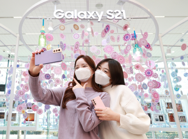 삼성 갤럭시 S21_셀피 촬영 모습