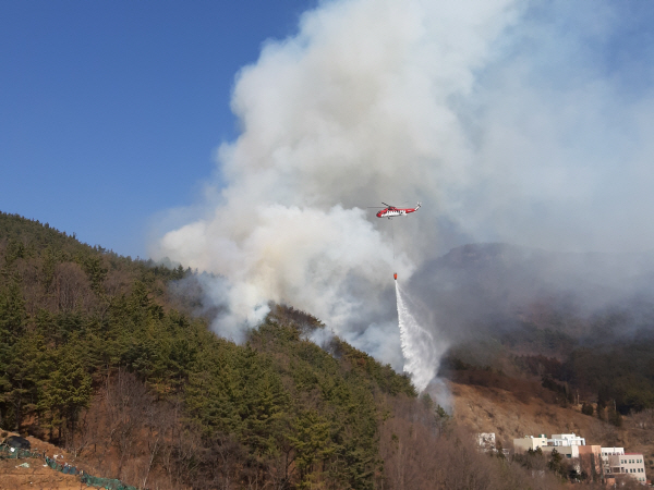 광양, 가야산 '산불' 진화헬기 7대 투입...강한바람에 진화 어려움