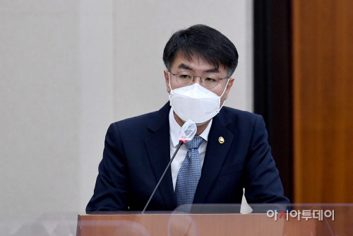 [포토] 인사말하는 윤성원 차관