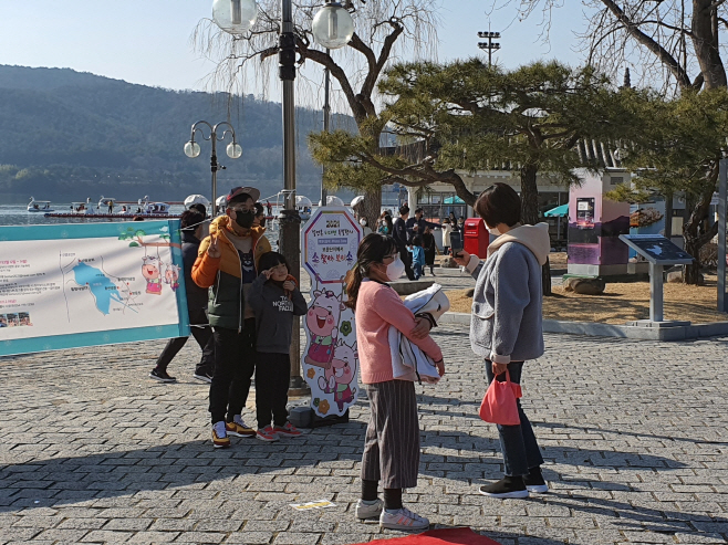 보문호반광장에서 관광객들이 소찾아보이소 이벤트에 참여하고