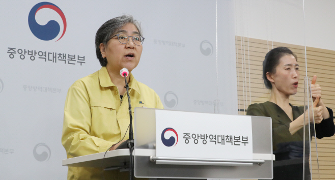 정 청장, 아스트라제네카 65세 이상은 당분간 접종하지 않기로 결정