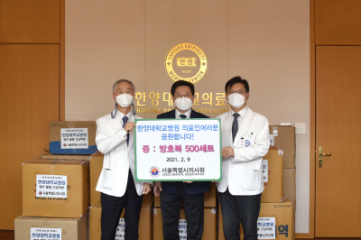 왼쪽부터 최호순 의무부총장, 박홍준 회장, 윤호주 병원장 (1)