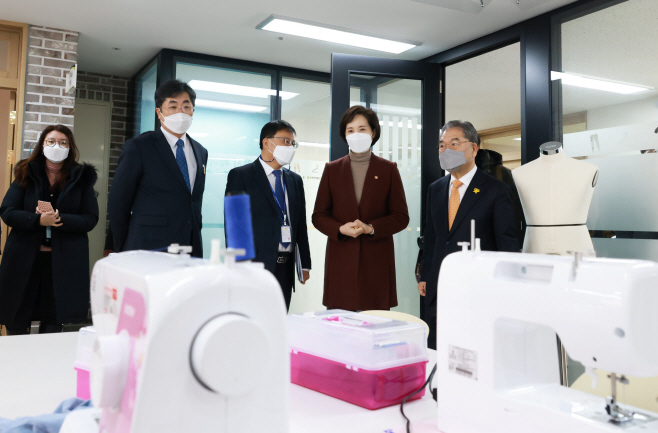 고교학점제 연구학교 둘러보는 유은혜 부총리