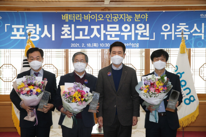 (왼쪽부터) 장승기 POSTECH 생명공학연구센터장, 이재훈 ㈜아이