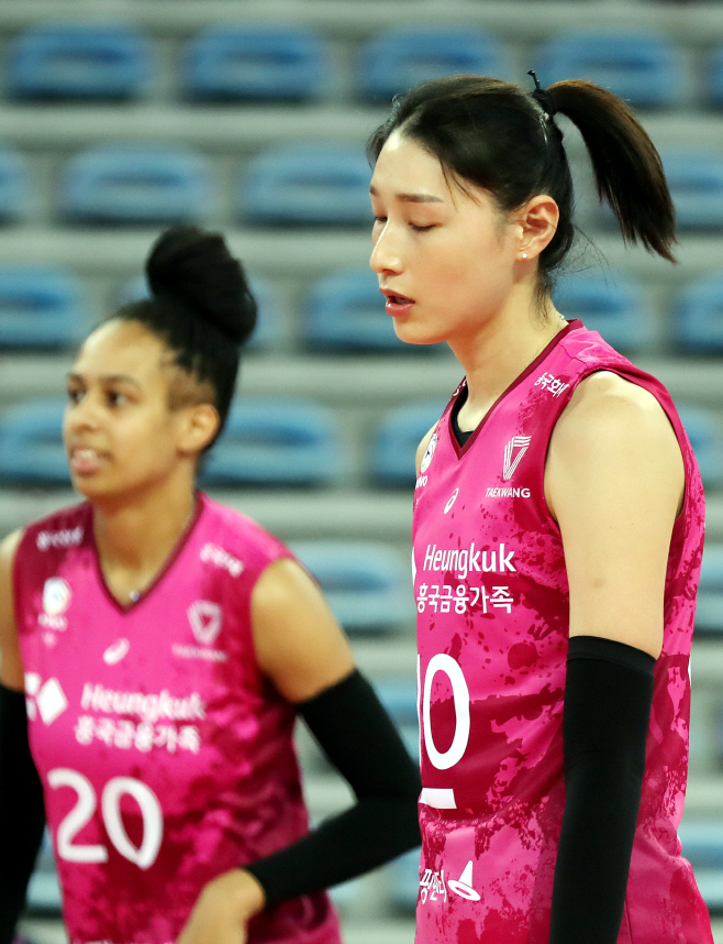 아쉬움 감추지 못하는 김연경<YONHAP NO-5061>