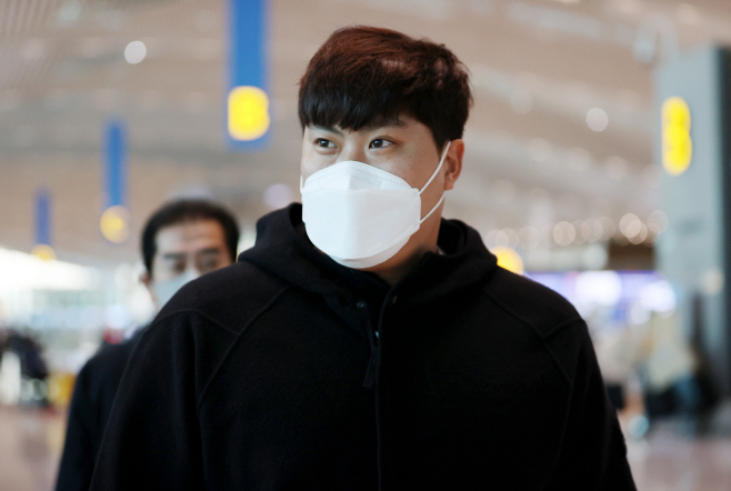 류현진, 2021시즌 준비 위해 출국<YONHAP NO-2513>