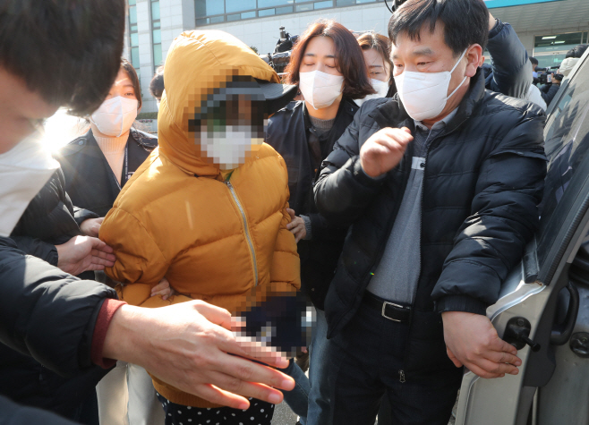 호송차 오르는 아동학대 부모