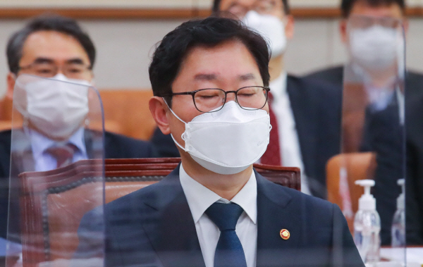 생각에 잠긴 박범계 법무부 장관