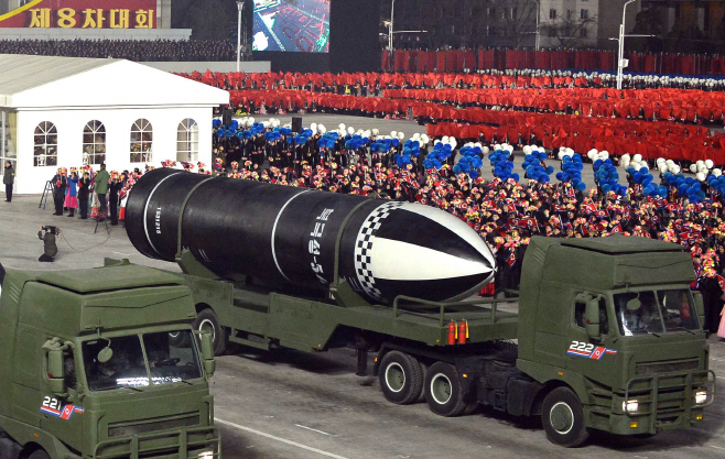 북한이 열병식에서 공개한 신형 추정 SLBM '북극성-5ㅅ'