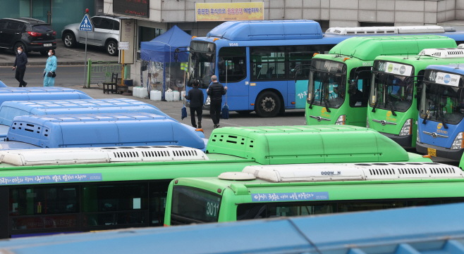 코로나로 서울 작년 버스 승객 24% 감소