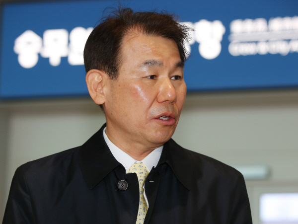 취재진 질문에 답하는 정은보 대사